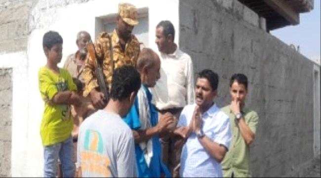 مدير عام الشيخ عثمان يتفقد أعمال رفع المخلفات والاتربة بحي ملقاط بالممدارة