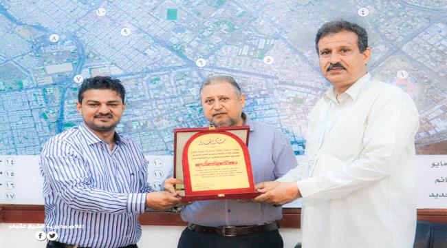 "معاوية الشيخ عثمان" يكرم مدير عام نظافة عدن