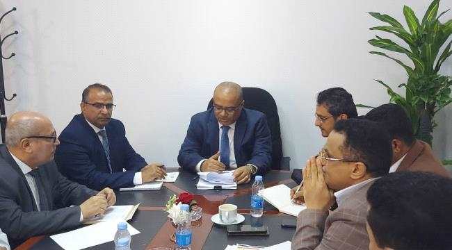 اللجنة الوزارية المكلفة بمناقشة مشروع قرار تنظيم النزوح الداخلي تعقد إجتماعها بعدن