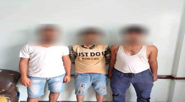 أمن عدن يلقي القبض على عصابة سرقة ويعيد باص إلى مالكه