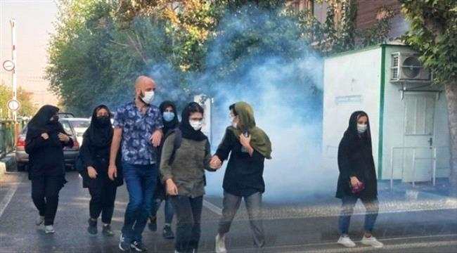 غارديان: احتجاجات إيران تتوّج عقوداً من النضال