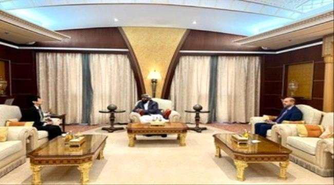 نائب رئيس مجلس القيادة الرئاسي المحرمي يلتقي القائم بأعمال السفير الياباني