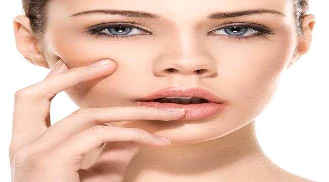  5 طرق سهلة للحصول على شفاه وردية في المنزل