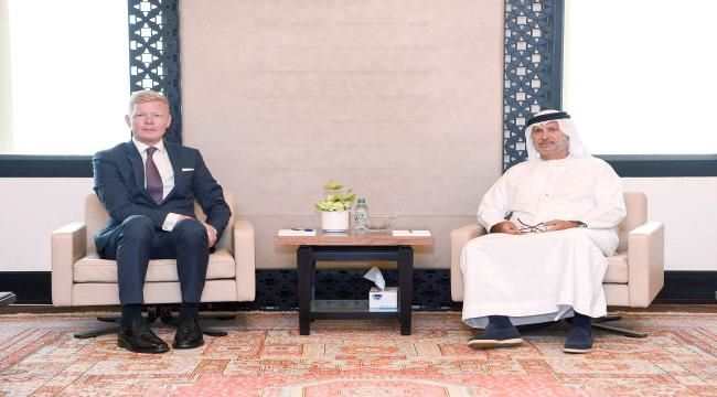 قرقاش يبحث مع المبعوث الأممي لليمن آخر التطورات المتعلقة بالأزمة اليمنية