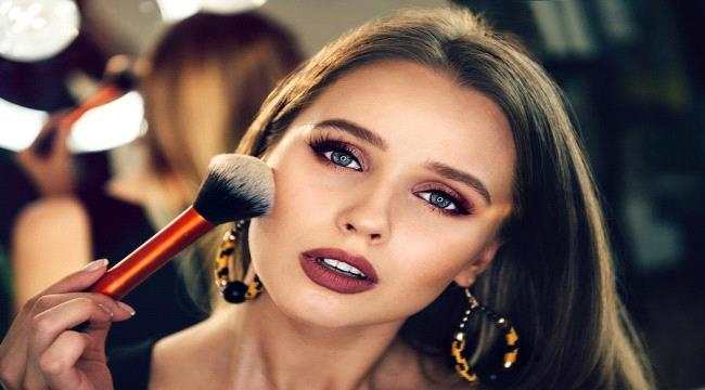  4 أماكن لم تفكري مطلقاً في استخدام الهايلايتر عليها