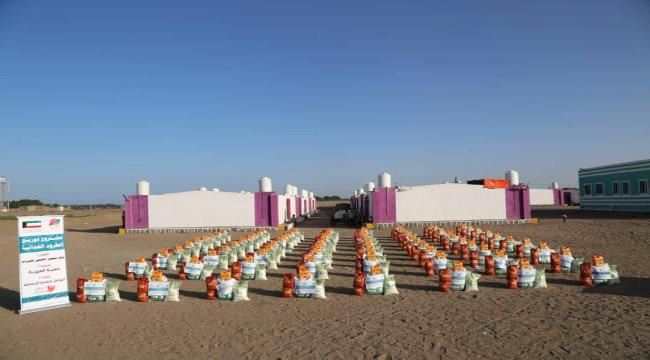 بدعم كويتي..التواصل توزع سلل غذائية للنازحين في الحديدة 
