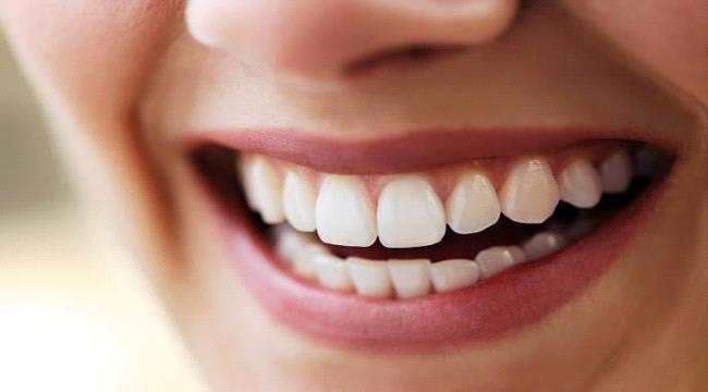 كيف أجعل أسناني بيضاء بمواد طبيعية؟