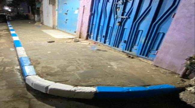 مبادرة بسمة طفل تواصل عملها في طلاء ارصفة شوارع كريتر 