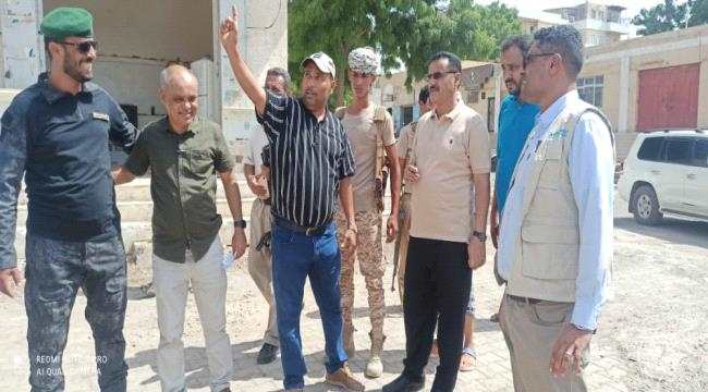 بتكلفة ( 35 ) ألف دولار..مدير عام المنصورة يدشن مشروع تصريف مياه الأمطار في منطقة عبدالعزيز عبدالولي