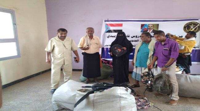 نائب رئيس تنفيذية انتقالي أبين يدشن مشروع الحقيبة المدرسية لأبناء الشهداء بمديرية زنجبار