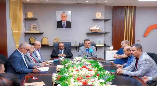 بعد اقرار حزمة من الاجراءت المحفزة والتسهيلات..لملس يدعو الخطوط الملاحية إلى تسيير رحلات مباشرة لميناء عدن