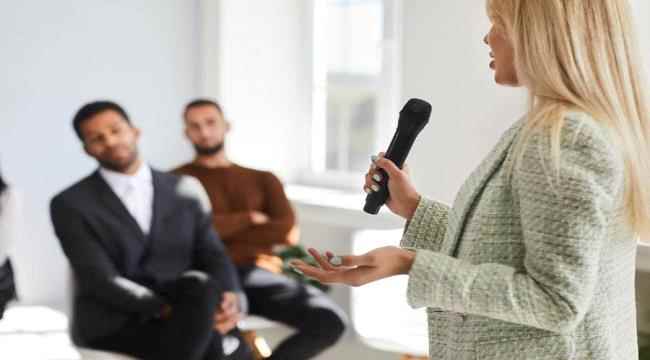 علاج الخوف من التحدث أمام الناس