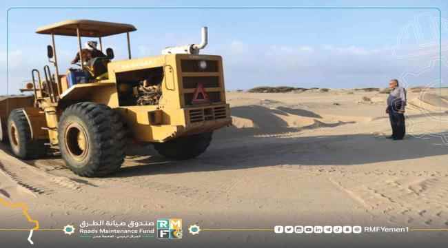 صندوق الطرق يواصل اعمال إزاحة الرمال من طريق المخا _عدن