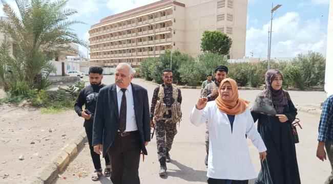 مدير عام مكتب الصحة بعدن في زيارة عيدية تفقدية لمرضى المستشفيات بالمحافظة