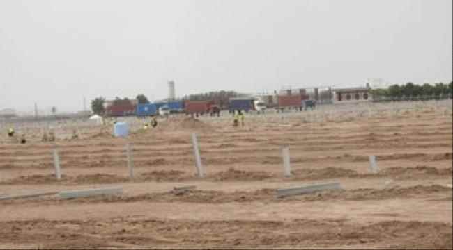 فريق مراقبة ومتابعة المشاريع في مكتب النائب المحرمي يطَّلع على سير العمل بمحطة الطاقة الشمسية الإماراتية بعدن 