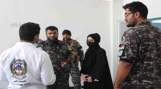 مدير الدائرة الصحية بالحزام الأمني يطلع على نشاط المركز الطبي لقوات حرس المنشآت