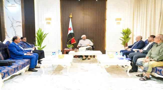 الرئيس الزُبيدي يناقش مع اللواء البحسني سُبل تعزيز الجبهة الداخلية 