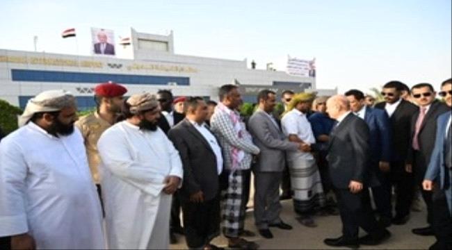 عاجل : رئيس المجلس الرئاسي يصل الى المهرة