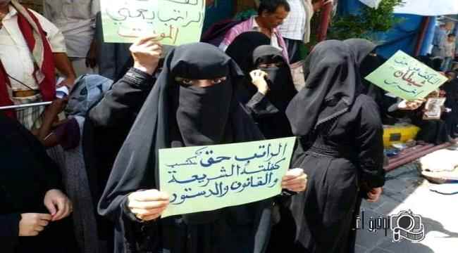 احتجاجات غاضبة للمعلميين بتعز تطالب الحكومة بصرف المرتبات المتأخرة وزيادة الحد الأدنى بما يتناسب مع الحالة المعيشية
