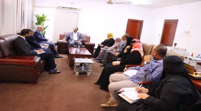 الوزير الزعوري يبحث مع ممثل اليونيسف في بلادنا التدخلات الانسانية المتعلقة بالحماية الاجتماعية