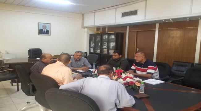 نائب محافظ عدن يوجه بمعالجة تعثر مشاريع الاشغال  بالمديريات 