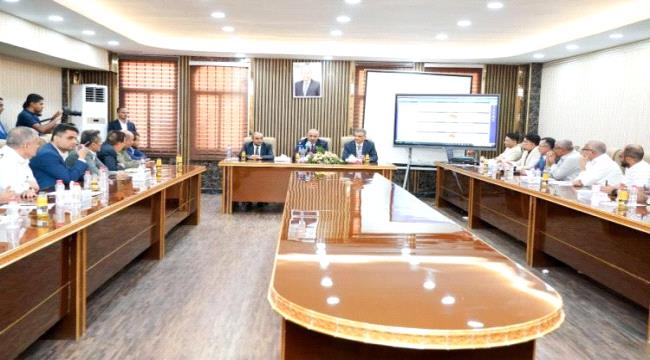 الرئيس الزُبيدي يدشن رسميا عمل مركز تنمية الإيرادات بديوان عام السلطة المحلية بالعاصمة عدن