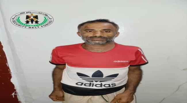 قوات الحزام الأمني بالضالع تلقي القبض على شخص يمتهن سرقة المنازل وتعيد مقتنيات إلى أصحابها