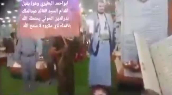 جماعة الحوثي تعيد عبادة الأصنام إلى اليمن.. تنصب تمثال كبير لعبدالملك الحوثي والقرآن الكريم أمام أقدامه