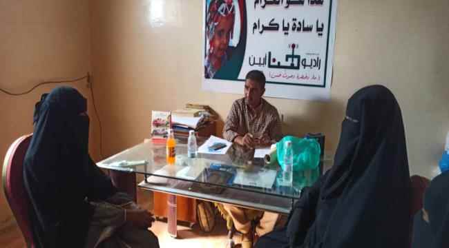 مدير راديو هنا أبين يلتقي مديرة رياض الأطفال بمحافظة أبين