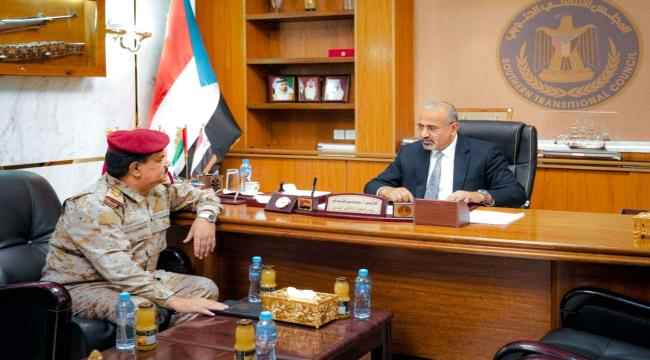 الرئيس الزُبيدي يطّلع على جهود قيادة وزارة الدفاع لتعزيز قدرات منتسبي المؤسسة العسكرية