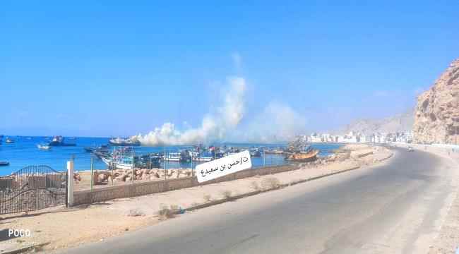 عاجل..احتراق سفينة في ميناء المكلا