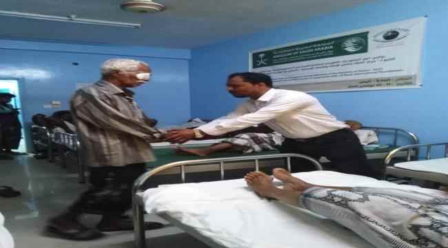 معاينه أكثر من 377 حالة لأمراض العيون ضمن حملة النزولات الميدانية للمديريات لمشروع مكافحة العمى بمديرية يبعث بدعم كويتي 