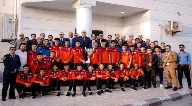 الرئيس الزُبيدي يستقبل بعثة منتخب الناشئين ويشيد بالإنجاز الكروي الذي حققه