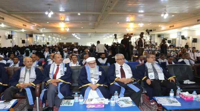 جامعة حضرموت تختتم فعاليات الذكرى الثلاثين لتأسيسها وتكرم أوائل الخريجين والحاصلين على مرتبة الشرف للعام الجامعي 2022 - 2023م بكليات الجامعة