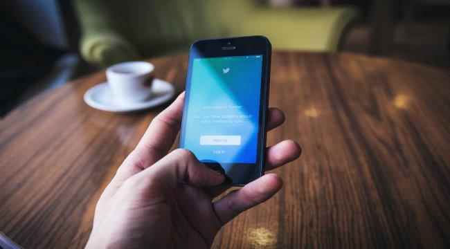 تويتر تفرض رسوما على الشركات للاحتفاظ بالعلامة الذهبية مقابل 1000 دولار شهريا