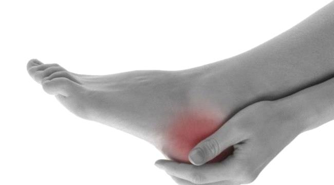 أسباب حدوث آلام كعب الرجل صباحاً.. وهذه طريقة علاجها