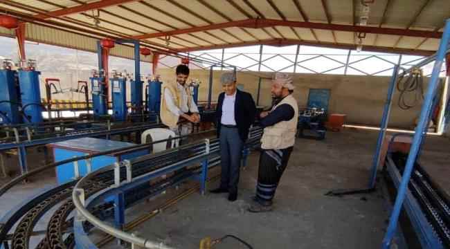 مدير عام مكتب شئون الغاز بشبوة يتفقد سير العمل بمحطة تعبئة اسطوانات الغاز المنزلي بمحطة عزان