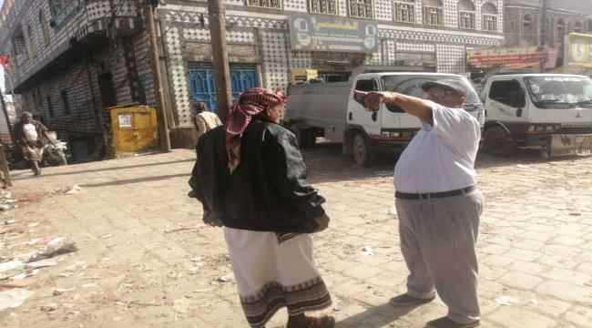 مدير عام الأشغال بأبين ومأمور لودر يتفقدان شوارع المدينة