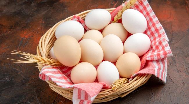 كيف تعرفين ما إذا كان البيض لا يزال صالحاً للأكل؟