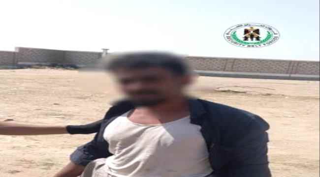 أبين.. قوات حزام الساحل تلقي القبض على متهم بقضايا سرقة