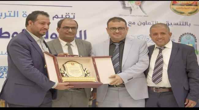وزير التربية والتعليم يكرم جامعة العلوم والتكنولوجيا بدرع الوزارة
