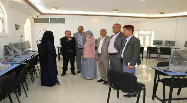 فريق من وزارة التربية ينفذ نزول إلى محافظة تعز للاطلاع والتعرف على انشطة التعليم الالكتروني في عدد من  المدارس