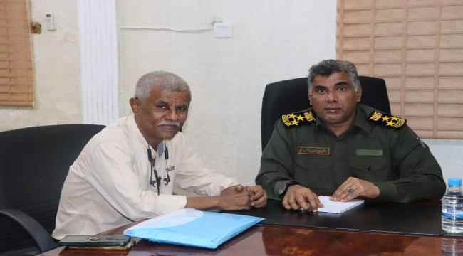 العميد المنهالي يلتقي مدير عام مديرية الشحر لمناقشة الأوضاع الأمنية 