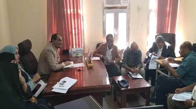 برئاسة الوكيل لملس..فريق تحديث الدليل الإرشادي للأنشطة المدرسية اللاصفية بوزارة التربية يعقد اجتماعه الأول بعدن 