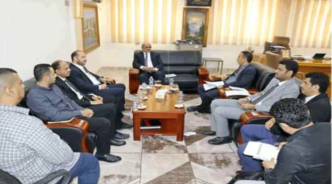 اجتماع بعدن يناقش جهود تعزيز الشراكة بين وزارة الاتصالات والبنك المركزي اليمني
