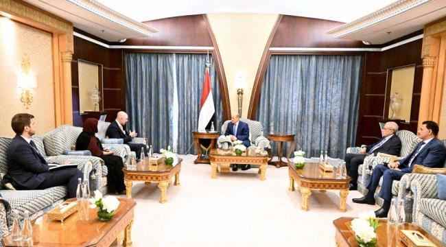 الرئيس العليمي يشيد بدور المملكة المتحدة في التخفيف من المعاناة الانسانية ودعم جهود السلام