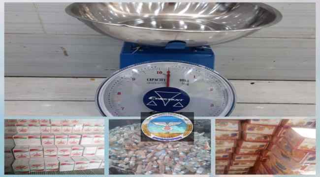 هيئة المواصفات والمقاييس ترفض موازين تستخدم في الغش التجاري بعدن وتتلف منتجات مخالفة في شحن وأرخبيل سقطرى