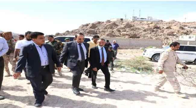 وزير النفط ومحافظ حضرموت يتفقدان التجهيزات لتوسعة المركز الصحي وتعشيب منشأة نادي النصر ببروم 