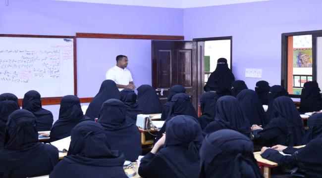 برعاية الرئيس القائد عيدروس بن قاسم الزبيدي.. إدارة الشباب والطلاب بانتقالي حضرموت تدشن دورات التقوية في المواد الدراسية لطالبات مجمع الزهراء التعليمي بالمكلا