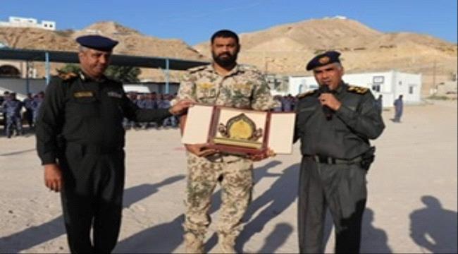 العميد المنهالي يكرّم الملازم أول صالح العطاس ”ديدا“ نظير موقفه البطولي الأخير مع الأسرة العدنية بالمكلا